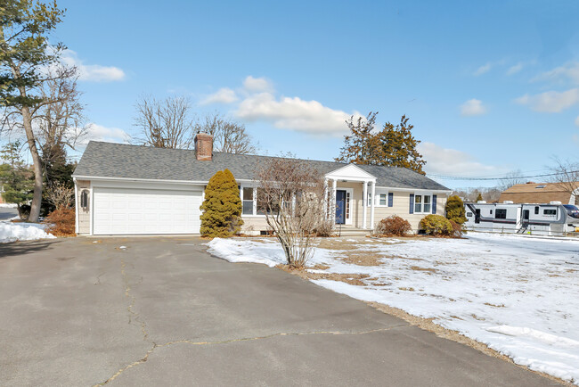 19 Hillandale Rd in Westport, CT - Foto de edificio - Building Photo