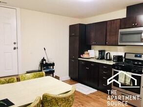 3804 W Diversey Ave, Unit G in Chicago, IL - Foto de edificio - Building Photo