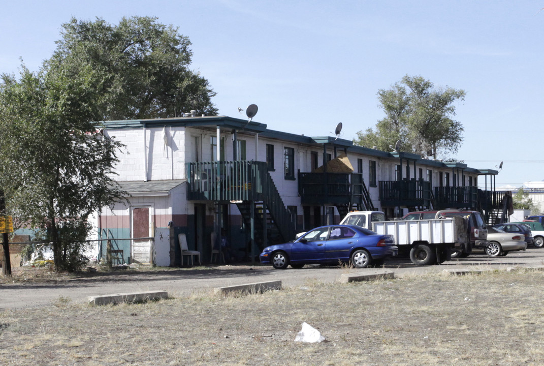 Mile Hi Court Apartments in Commerce City, CO - Foto de edificio