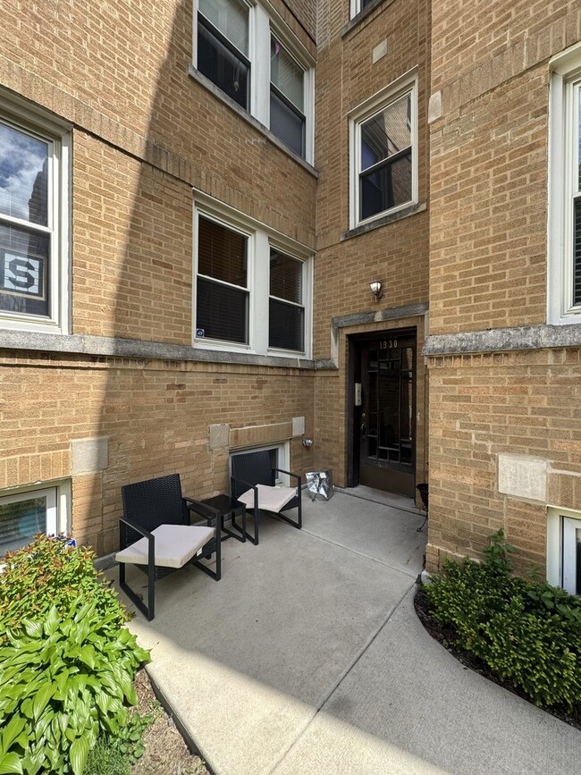 1930 W Addison St in Chicago, IL - Building Photo - Building Photo