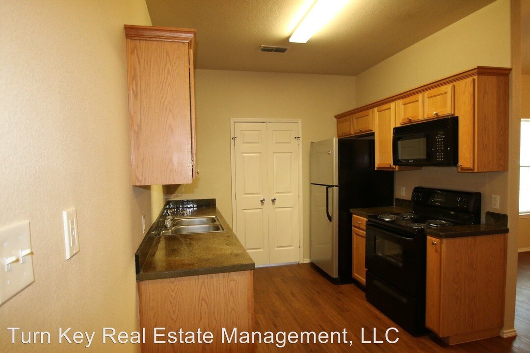 105 Sunburst Ct in Weatherford, TX - Building Photo