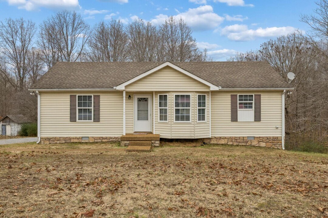 1665 Bandy Rd in Ashland City, TN - Building Photo