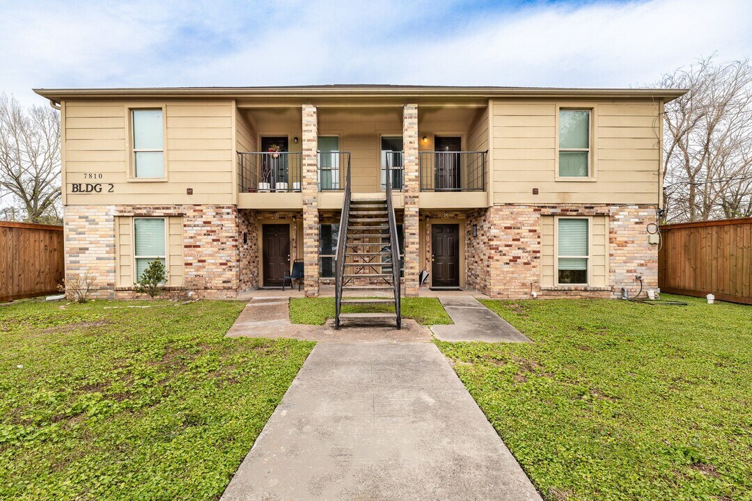 7810 Peachtree St in Houston, TX - Building Photo