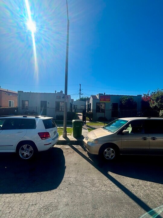 1024 1/2 W 65th St in Los Angeles, CA - Foto de edificio