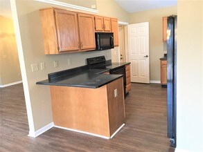 8018 Bitternut Dr in Indianapolis, IN - Foto de edificio - Building Photo