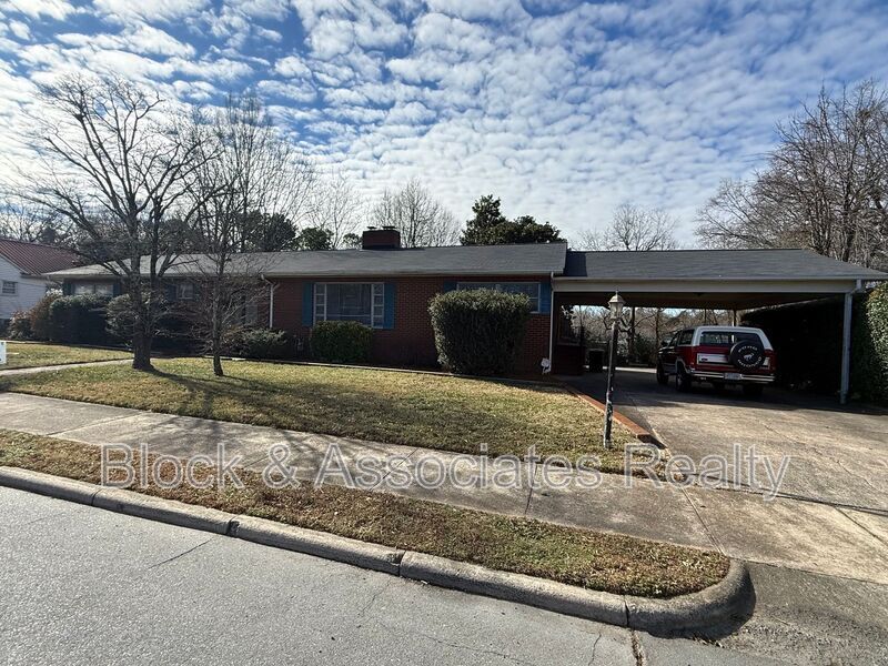 922 S Cox St in Asheboro, NC - Building Photo