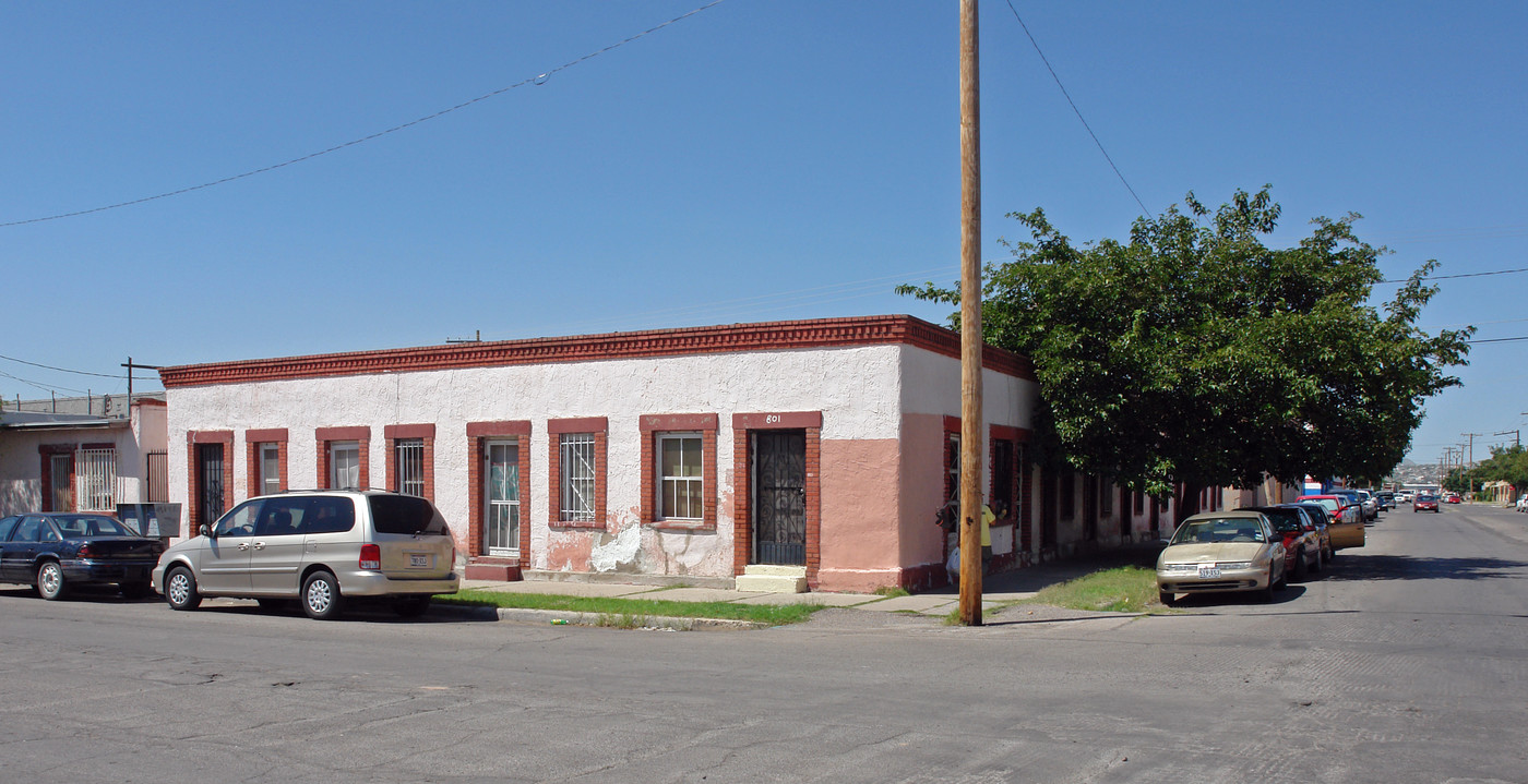 801 S Ochoa St in El Paso, TX - Building Photo