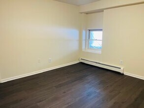 105 Huntingtown Rd, Unit APT 2 in Newtown, CT - Building Photo - Building Photo