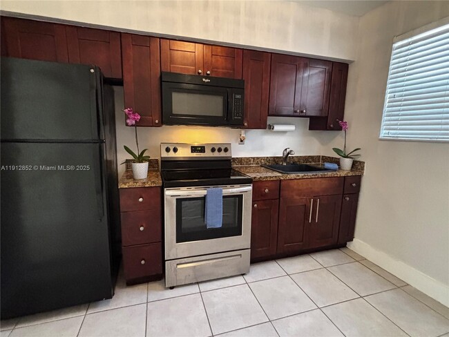 2982 SW 25th St in Miami, FL - Building Photo - Building Photo