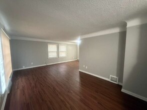 9002 S Highland Ave in Garfield Heights, OH - Foto de edificio - Building Photo