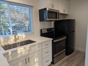 252 Melrose Ave-Unit -A in Encinitas, CA - Building Photo - Building Photo