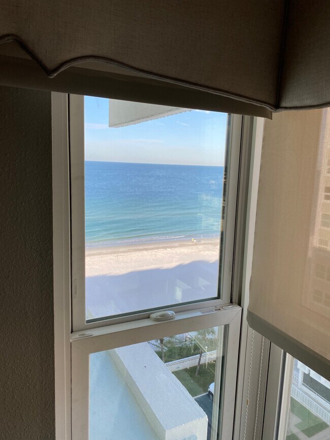 17400 Gulf Blvd, Unit J9 in Redington Shores, FL - Foto de edificio - Building Photo