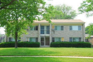5889 S Honey Creek Dr in Milwaukee, WI - Building Photo