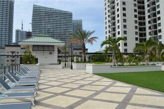 999 SW 1st Ave, Unit 3117 in Miami, FL - Foto de edificio - Building Photo