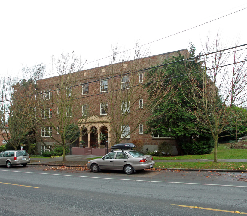 Camelot Apartments in Seattle, WA - Building Photo