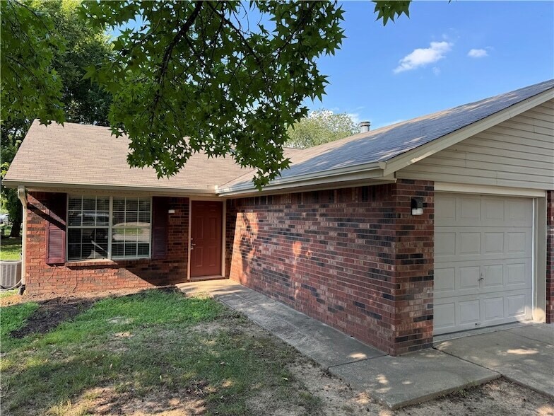 4420 W Franciscan Trail in Fayetteville, AR - Building Photo