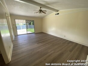 5727 Creekwood St in San Antonio, TX - Building Photo - Building Photo