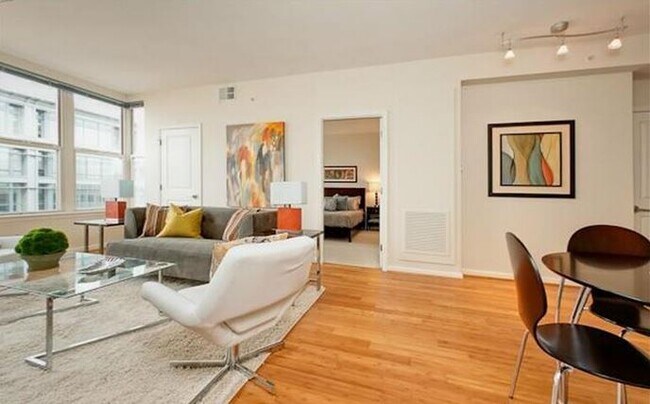715 6th St NW, Unit 402 in Washington, DC - Foto de edificio - Building Photo