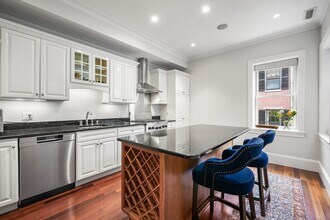 102 Myrtle St in Boston, MA - Building Photo - Building Photo