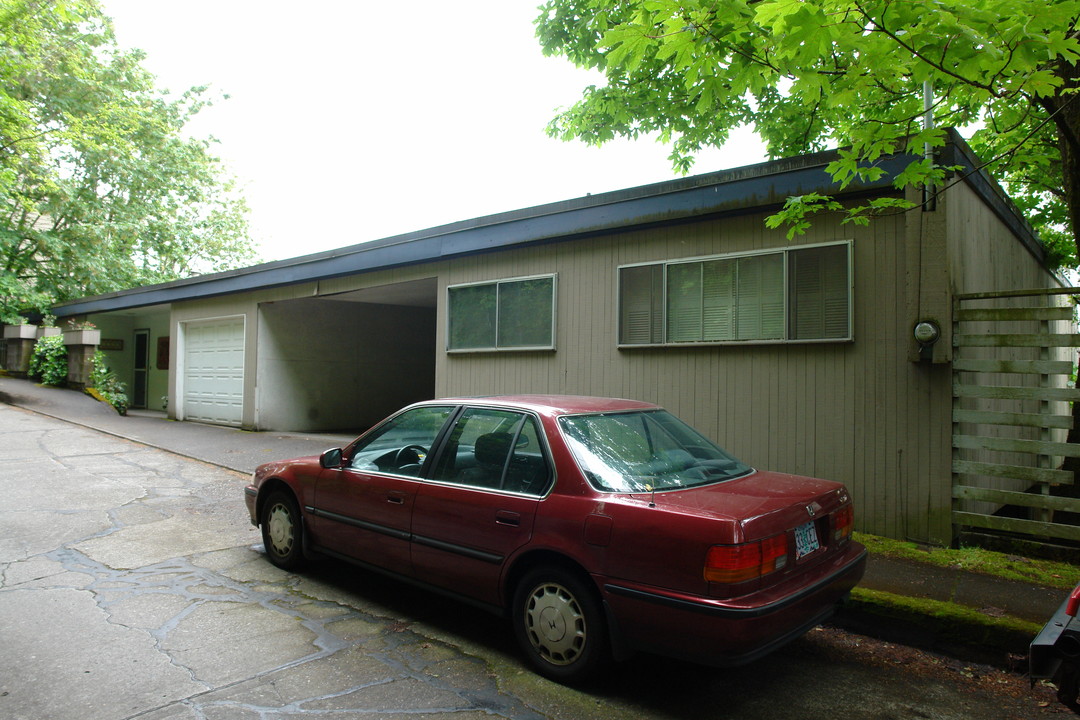 2300 SW Hoffman Ave in Portland, OR - Building Photo