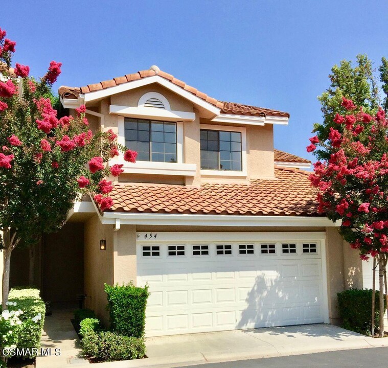 454 Lorenzo Dr in Oak Park, CA - Foto de edificio