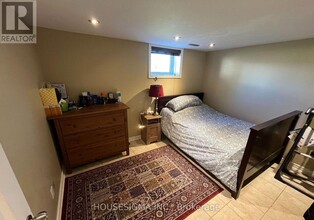 98 Flora Dr in Toronto, ON - Building Photo - Building Photo
