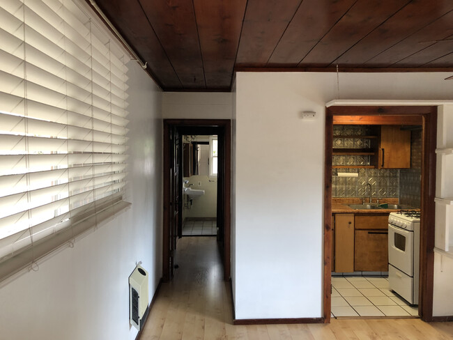 1933 Pinehurst Rd in Los Angeles, CA - Foto de edificio - Building Photo