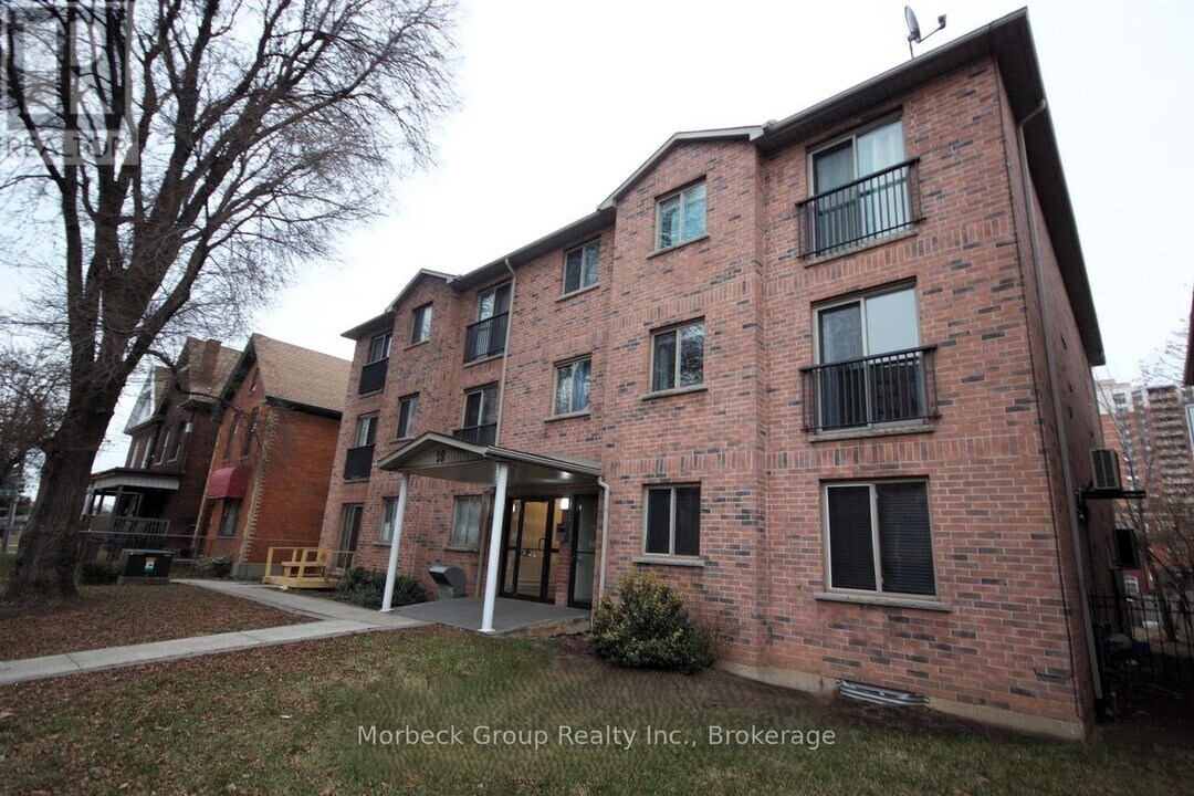 28 Victoria Ave N in Hamilton, ON - Building Photo