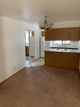 253 NE Fairgrounds Rd, Unit 102 in Bremerton, WA - Foto de edificio - Building Photo