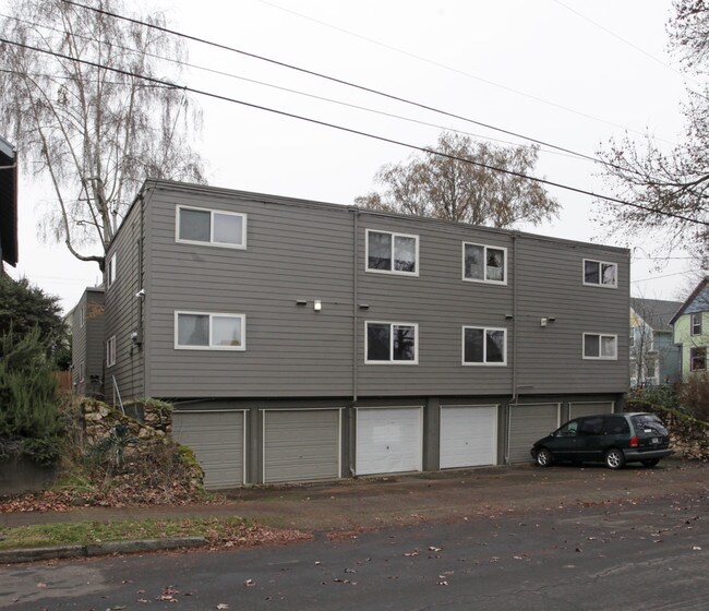 131 SE 22nd Ave in Portland, OR - Foto de edificio - Building Photo