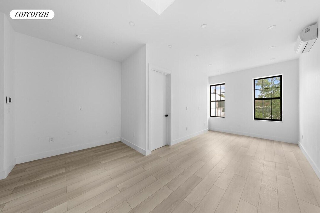 127 Cornelia St in Brooklyn, NY - Building Photo