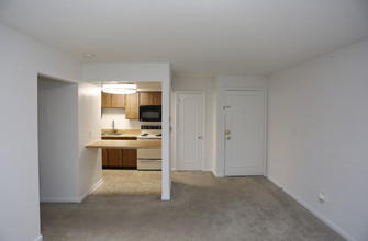 Hampshire Court in Indianapolis, IN - Building Photo - Interior Photo