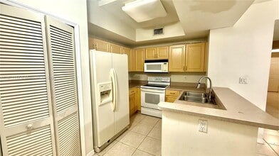 10150 SW 88th St in Miami, FL - Foto de edificio - Building Photo