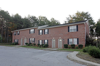 2300 Town Creek Rd W in Lenoir City, TN - Foto de edificio - Building Photo