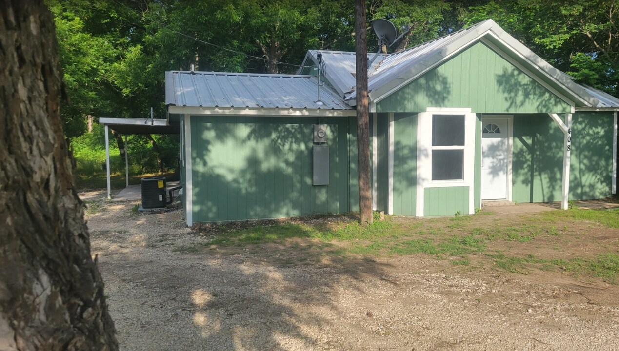 408 TX-24 in Commerce, TX - Building Photo