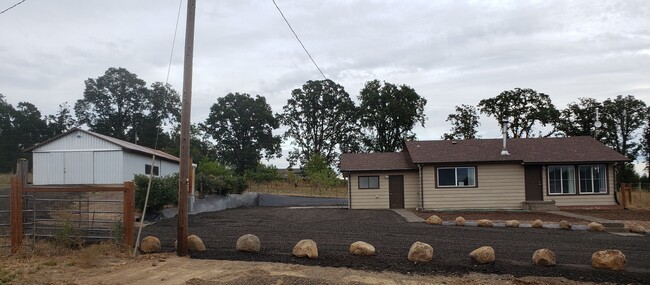 19609 SW Tile Flat Rd in Beaverton, OR - Foto de edificio - Building Photo