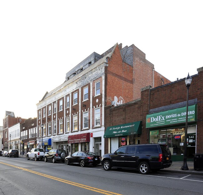 134-138 N Main St in Port Chester, NY - Foto de edificio - Building Photo