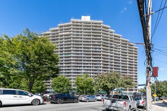 Shore Towers Condominiums in Astoria, NY - Building Photo - Building Photo