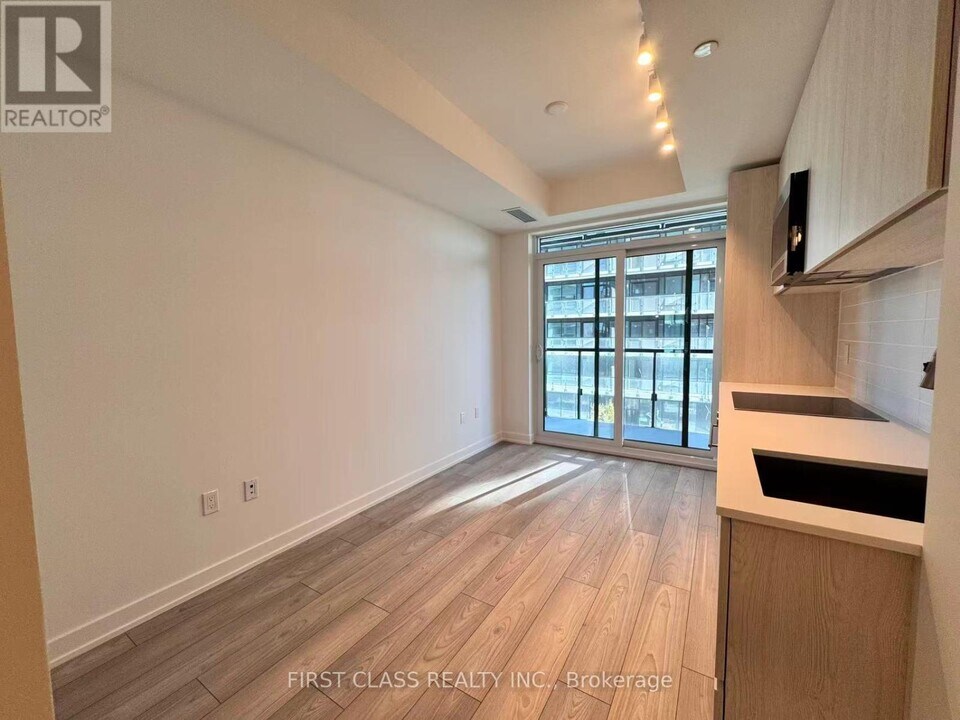 110 Broadway Ave in Toronto, ON - Building Photo