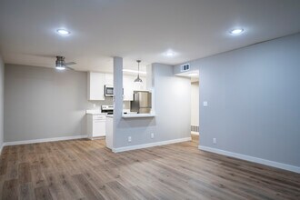 Crown Towers Apartments in San Mateo, CA - Building Photo - Interior Photo