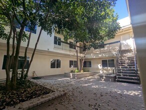 14411 Vanowen St. in Van Nuys, CA - Foto de edificio - Building Photo