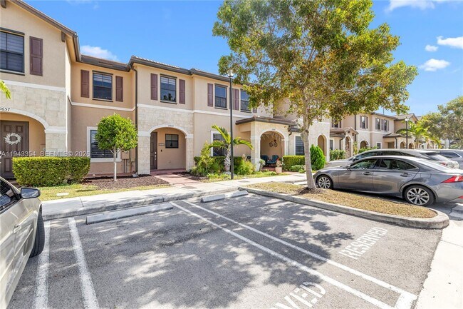 10653 W 32nd Ln in Hialeah, FL - Building Photo - Building Photo