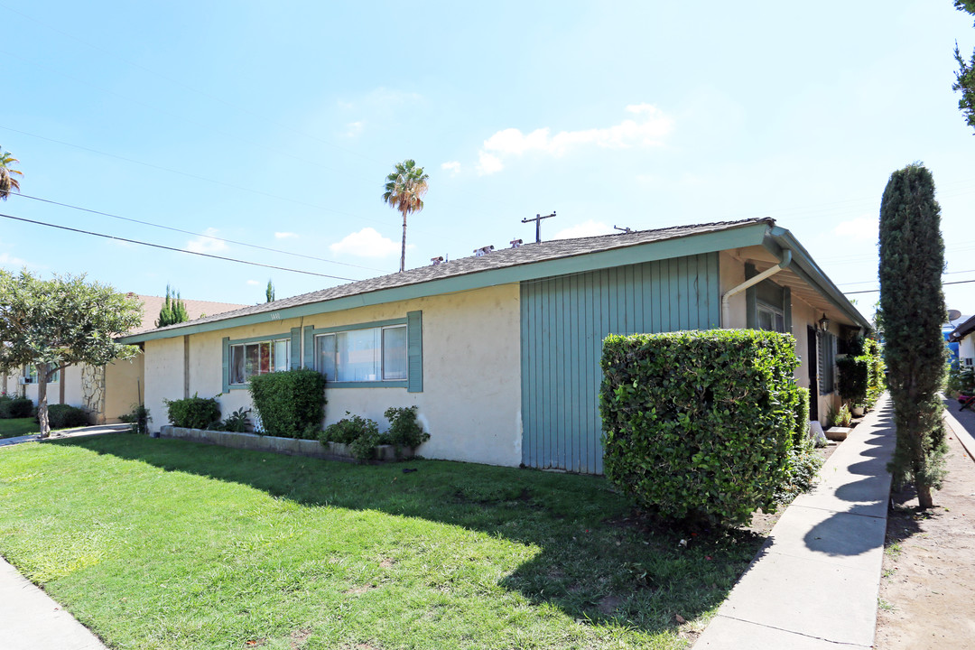 1440 E Locust Ave in Orange, CA - Foto de edificio