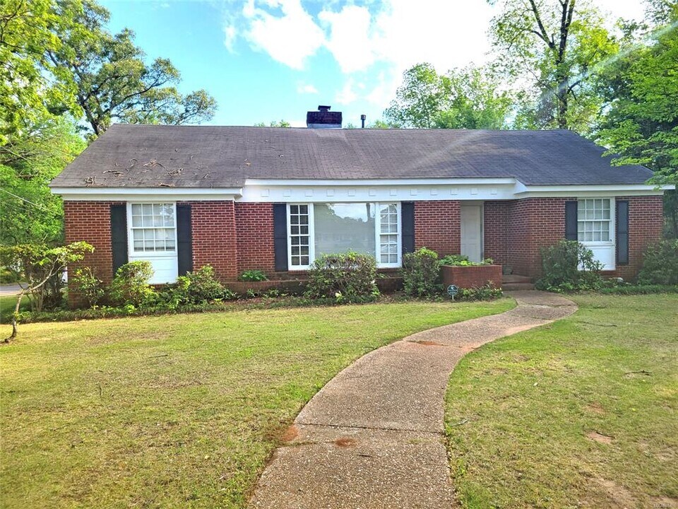 4066 Wares Ferry Rd in Montgomery, AL - Building Photo