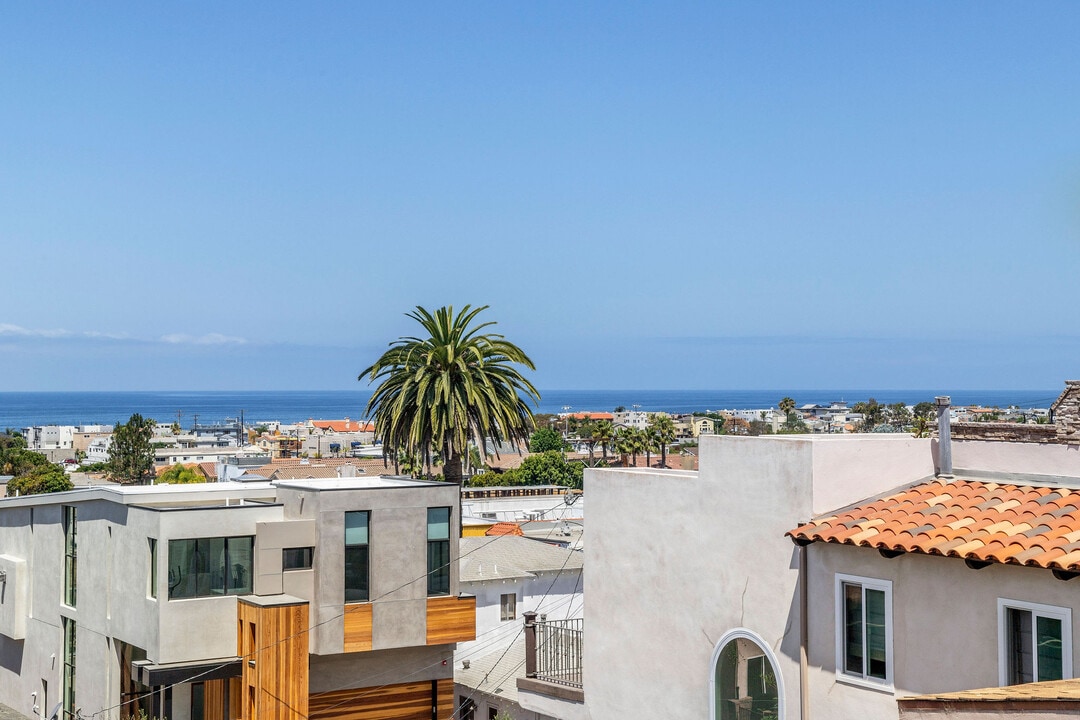 529 Pine St in Hermosa Beach, CA - Building Photo