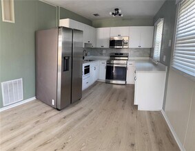 7661 18th Way N in St. Petersburg, FL - Building Photo - Building Photo