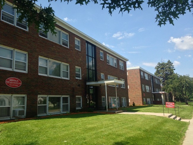 LarSnel Apartments in Falcon Heights, MN - Building Photo - Building Photo