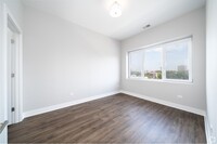 917 W Irving Park Rd, Unit 406 in Chicago, IL - Building Photo - Building Photo