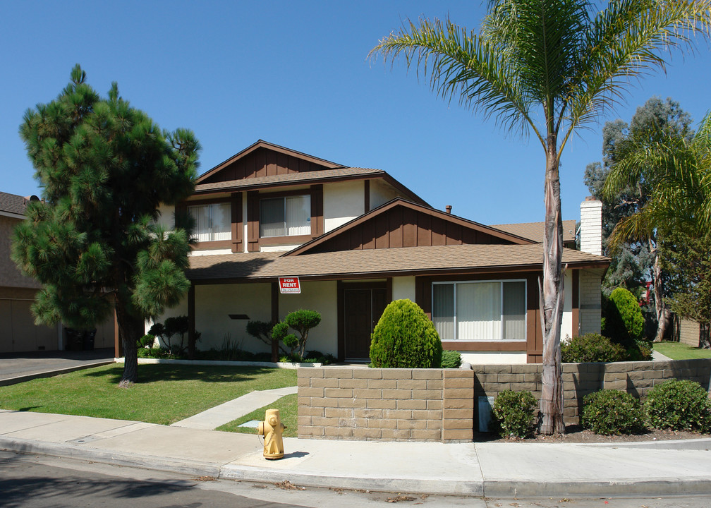 16501 Regina Cir in Huntington Beach, CA - Building Photo