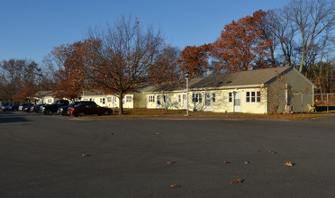 Park Hill in Broad Brook, CT - Foto de edificio - Building Photo